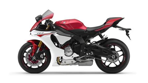 2016-Yamaha-YZF-R1-EU-Racing-Red-Studio-006