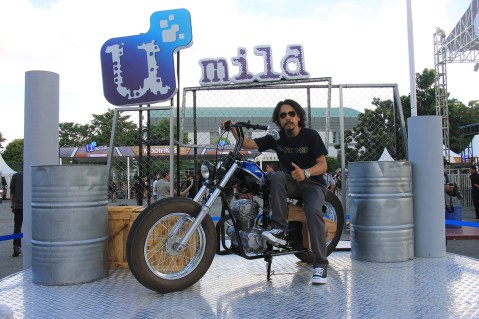 Denny Dinata Builder dari Death Piston Garage berfoto diatas motor buatannya 'blue Mecal'