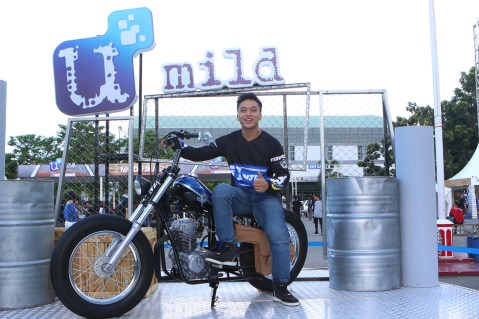 Wawan Tembong berfoto diatas motor Blue Mecal